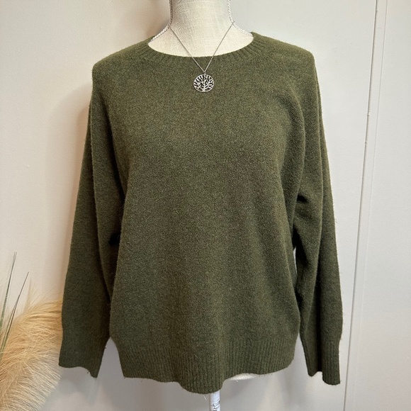 Green Stretchy Sweater - Picture 1 of 6